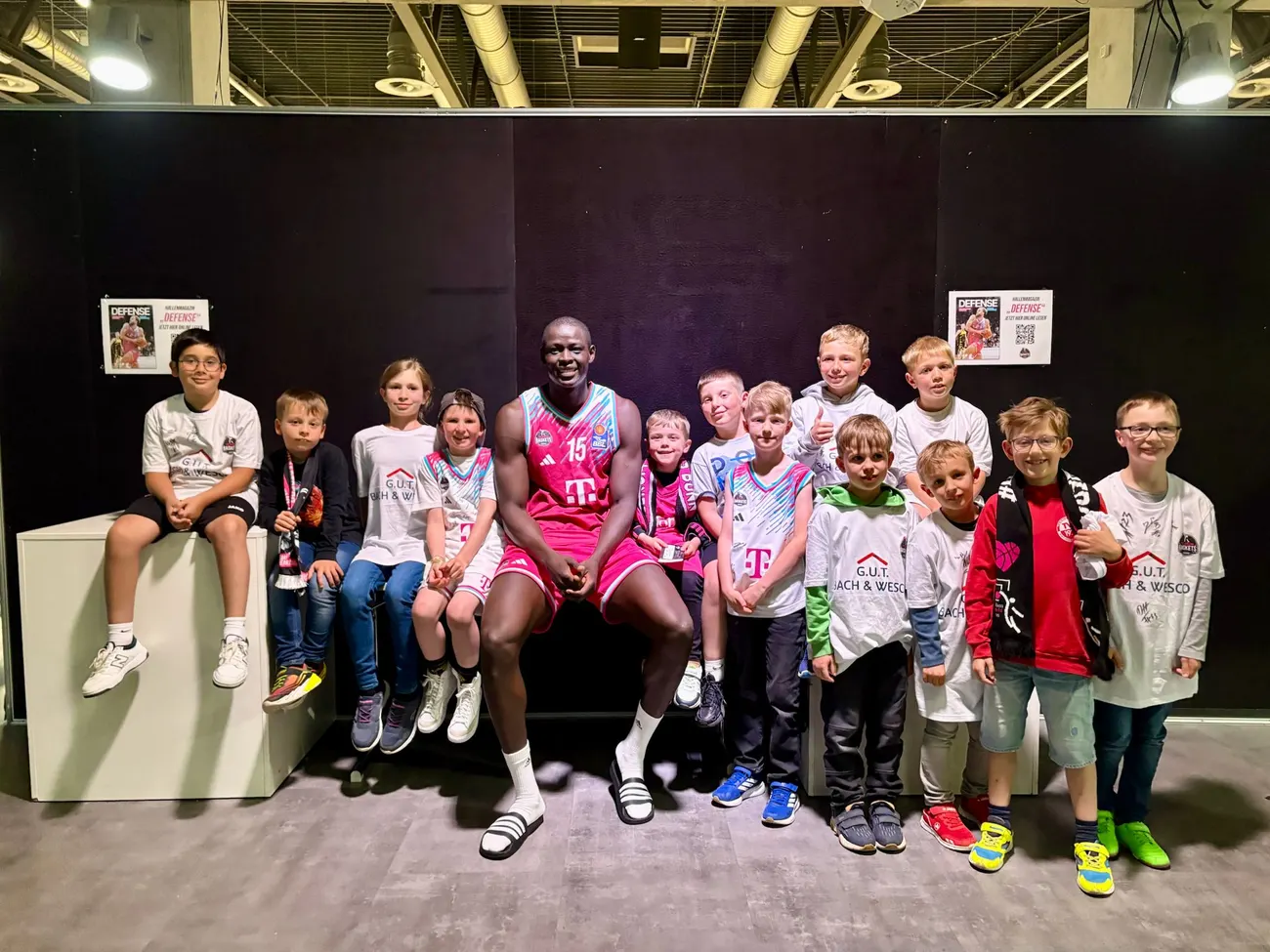 F-Jugend des VfR Flamersheim mit einem Spieler der Telekom Baskets Bonn im Telekom Dome